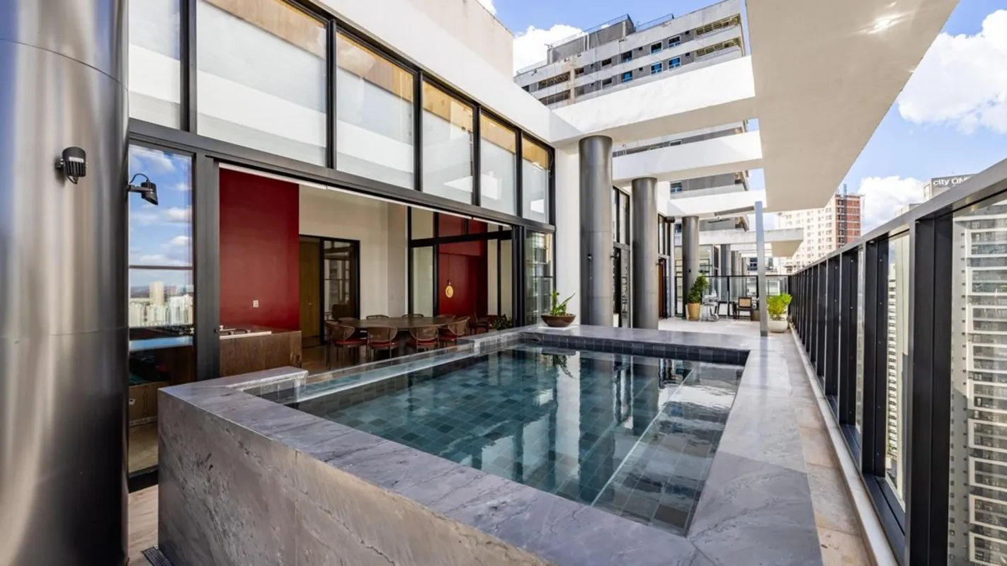 Esta penthouse no Lumina é uma residência no topo da cidade, onde conforto, desi...