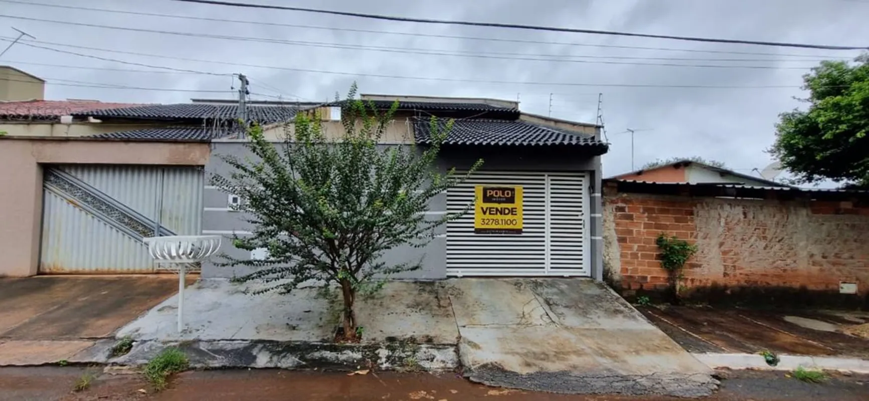 Casa com 98,72 m² de área privativa mais uma edícula nos fundos e 303,94 m² de á...