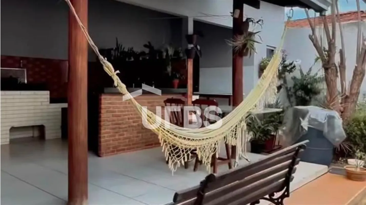COD U-0028675 - Casa espaçosa em Aparecida de GoiâniaImóvel com 231,75m² de área...