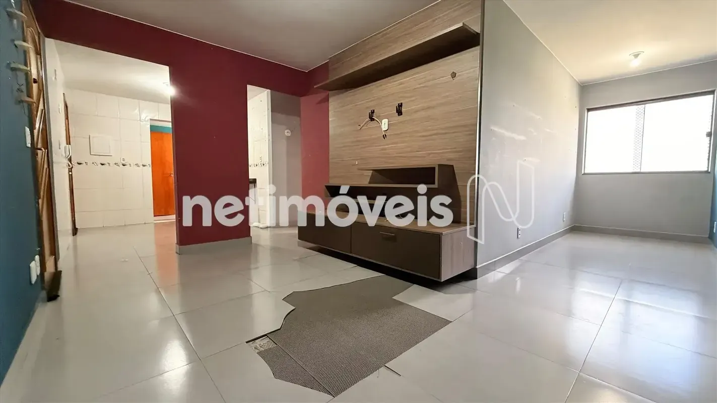 Belíssimo Apartamento de 2 quartos, reformado, em condições de ser habitado, nas...