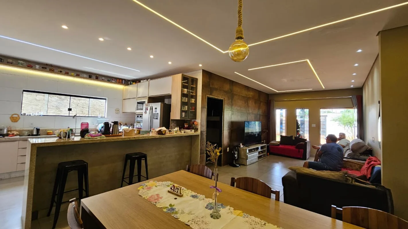 Excelente construção!! Casa térrea, na laje e condomínio localizado à 4km do Gam...