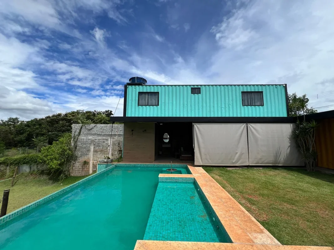 Julisce Alencar Assessoria Imobiliária aluga...Casa estilo contêiner com vista p...