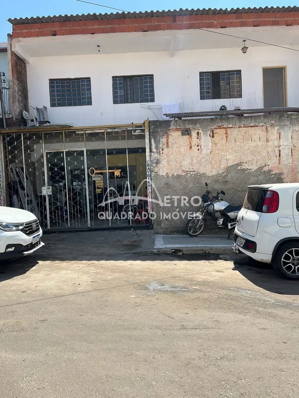 Sobrado com 03 apartamentos individuais, em excelente localização na QN 01 Riach...