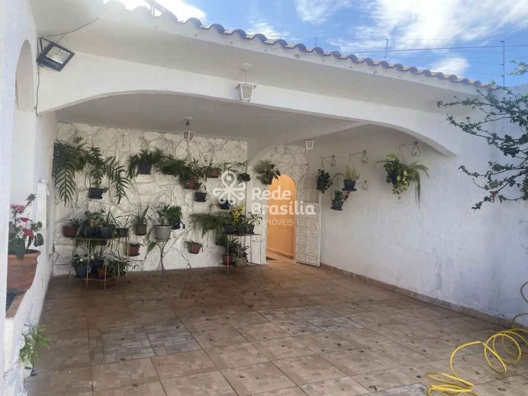 O imóvel principal conta com 4 quartos, sendo 2 suítes, ambientes bem distribuíd...