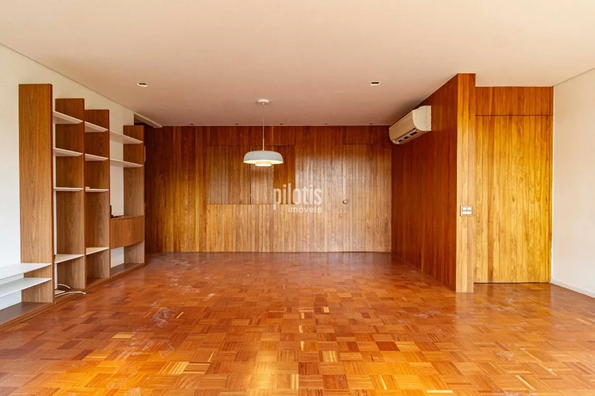 Apartamento com reforma de muito bom gosto !!- Piso em parquet.- Lavabo.- Cozinh...