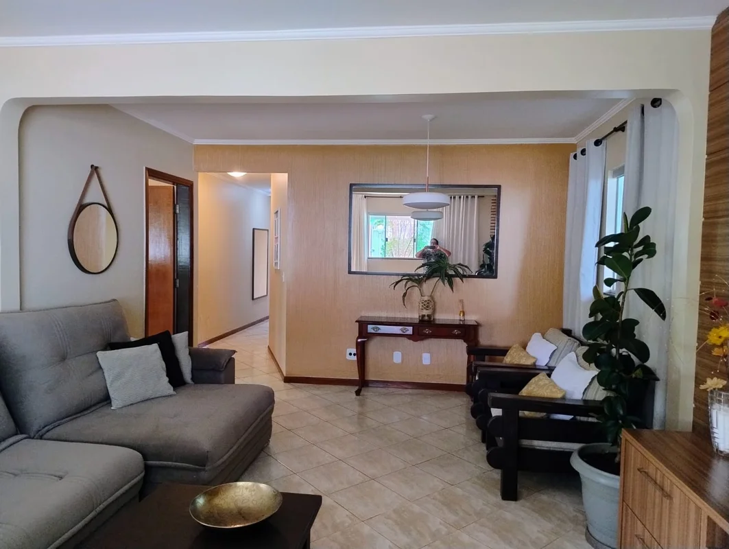 Vendo casa térrea no condomínio Entre Lagos. Condomínio seguro, bem estruturado,...