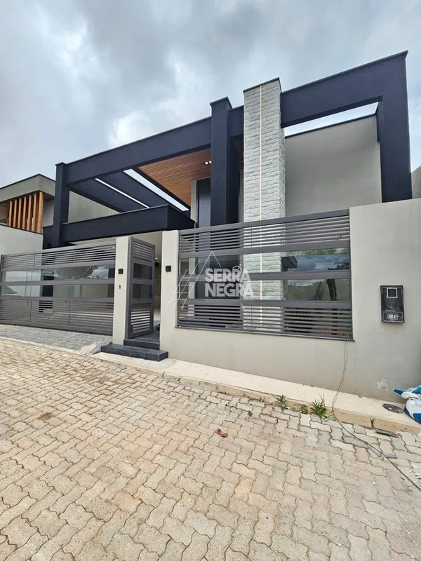 Casa alto padrão, condomínio fechado na melhor região da Arniqueiras, logo atrás...