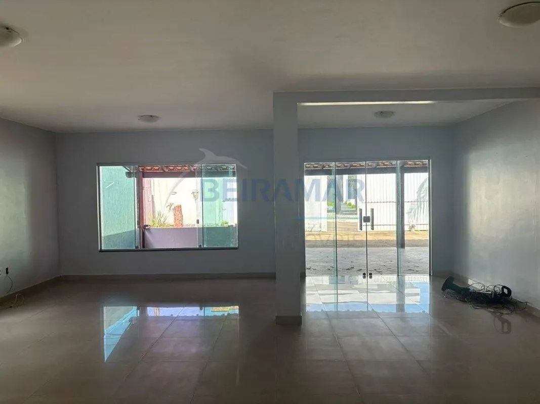 Excelente casa localizada em condomínio fechado, com ambientes amplos, ótima dis...