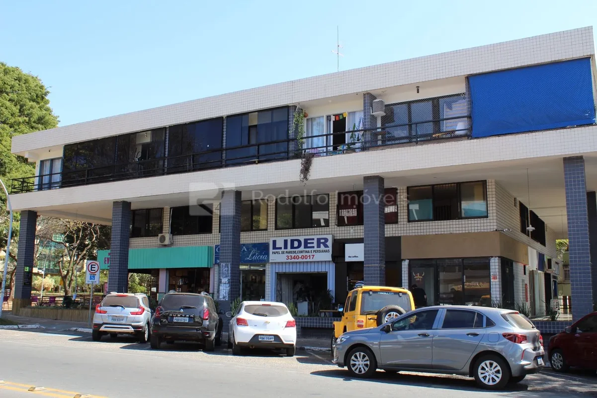 Kitnet com um quarto, banheiro com box blindex e cozinha. Piso em cerâmica. Fren...