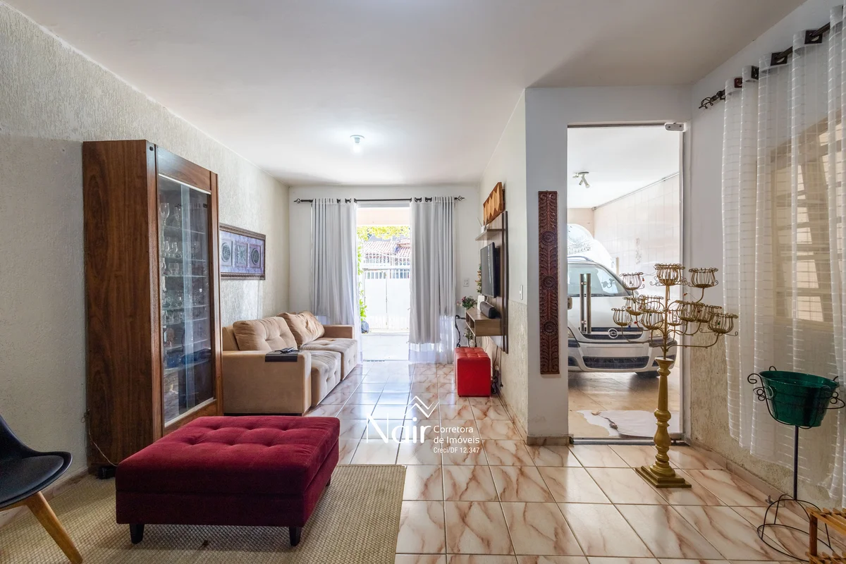 Avenida Contorno - Casa / Sobrado no Núcleo Bandeirante, com quatro quartos, esp...