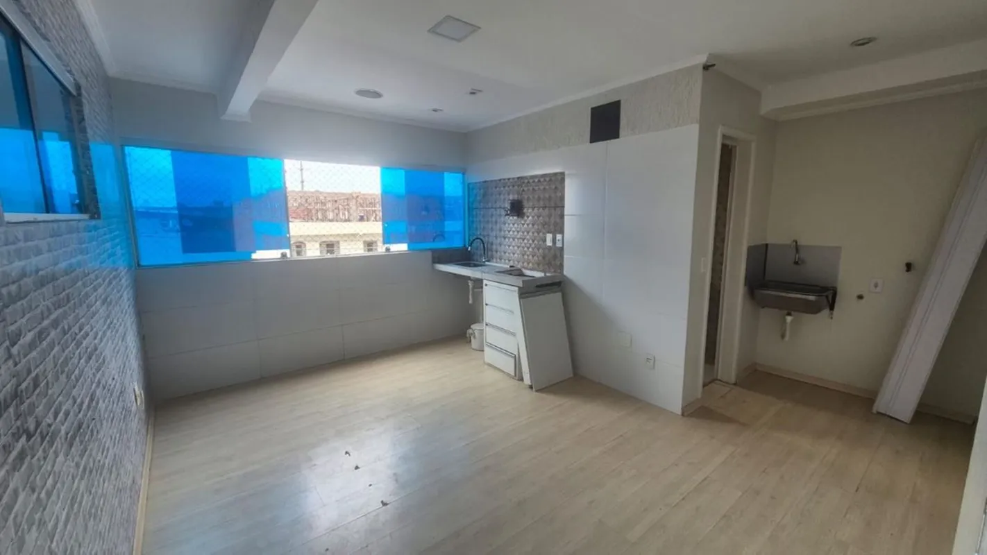 Realiza Imóveis aluga imóvel composto por sala bem iluminada, 2 quartos, cozinha...