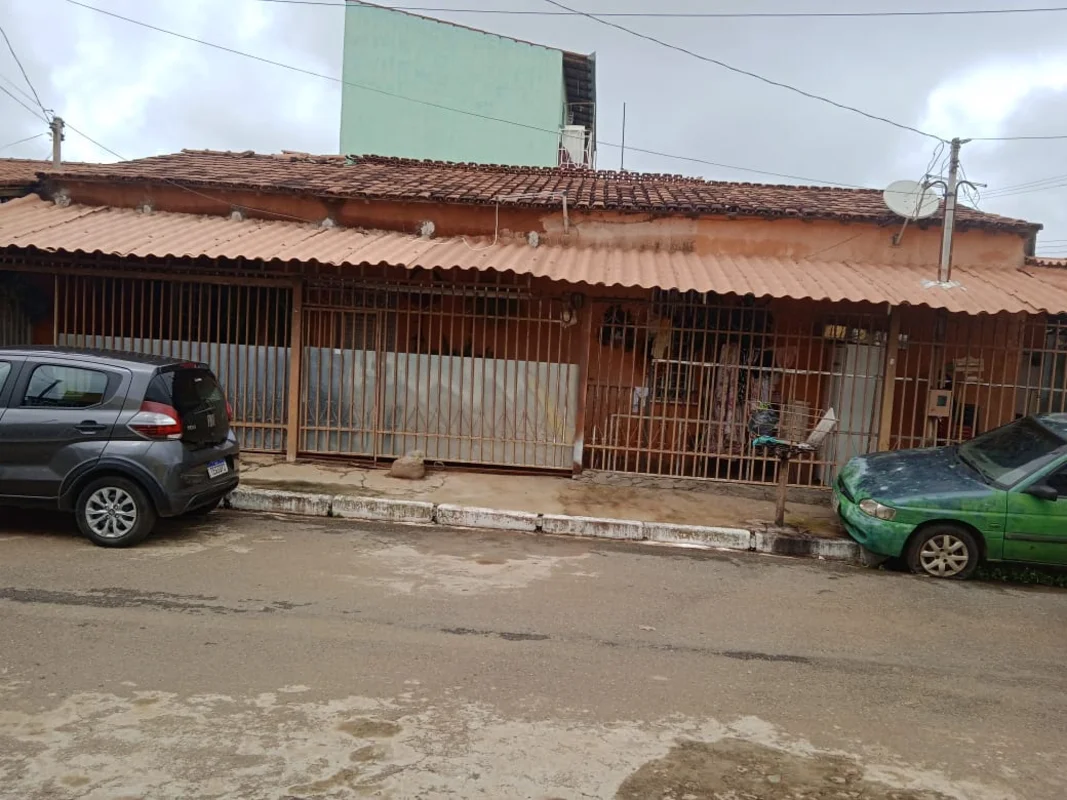 VENDE-SE UMA CASA NA QR 523 SAMAMBAIA SULA casa está dividida em dois, uma compo...