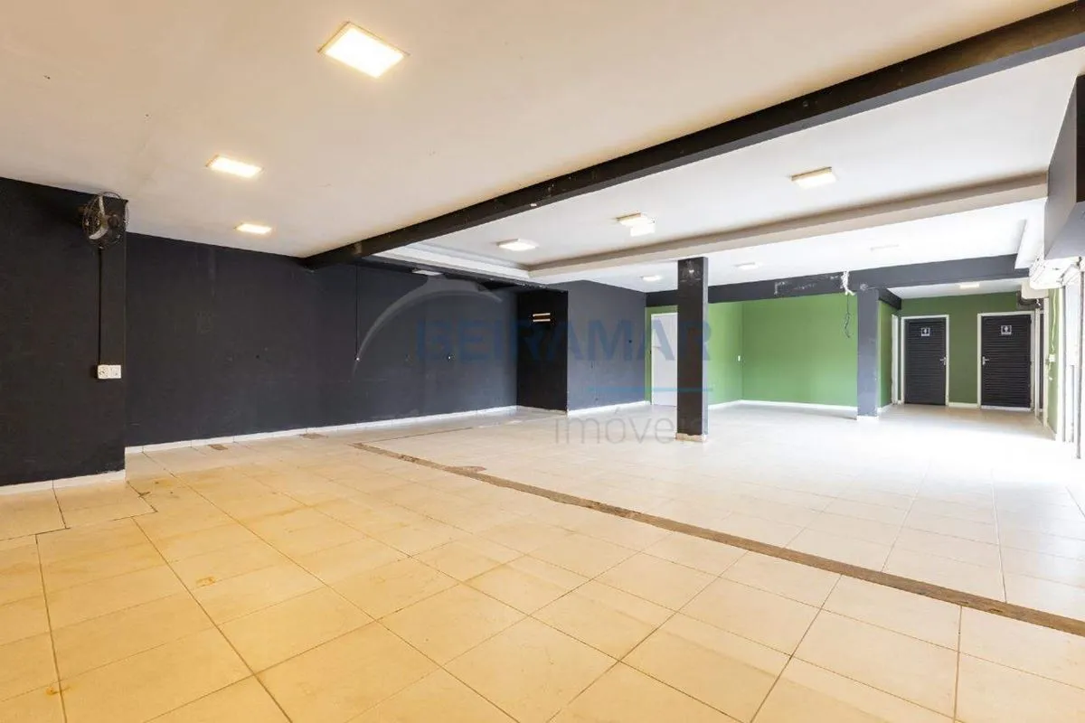 Apresentamos uma excelente loja de canto, nascente, com 144m² de área privativa,...