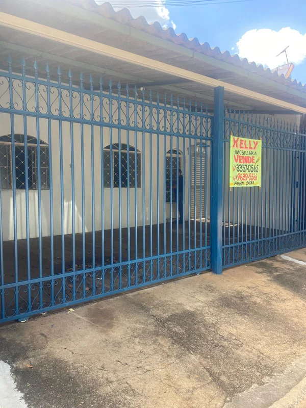 VENDE-SE UMA CASA NA QR 433 SAMAMBAIA NORTEPossui:03 quartossalacozinha01 banhei...