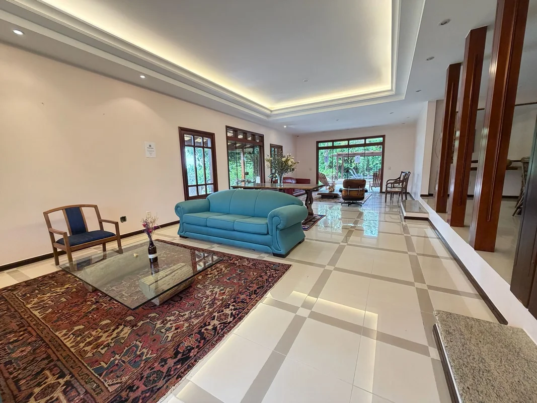 Esta belíssima residência oferece uma planta bem distribuída e funcional, ideal ...