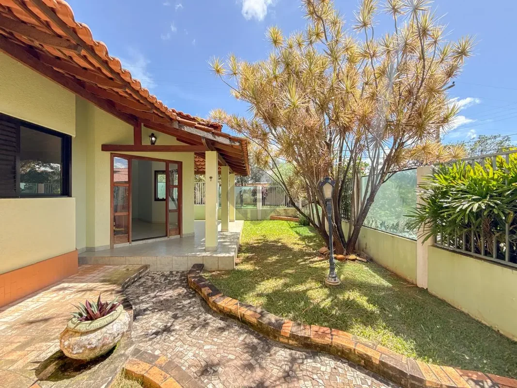 Descubra uma residência espaçosa e confortável na privilegiada localização do Co...