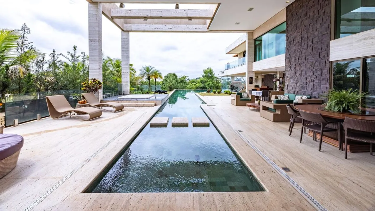 Esta casa para aluguel no Alphaville Araguaia reúne sofisticação, lazer e exclus...