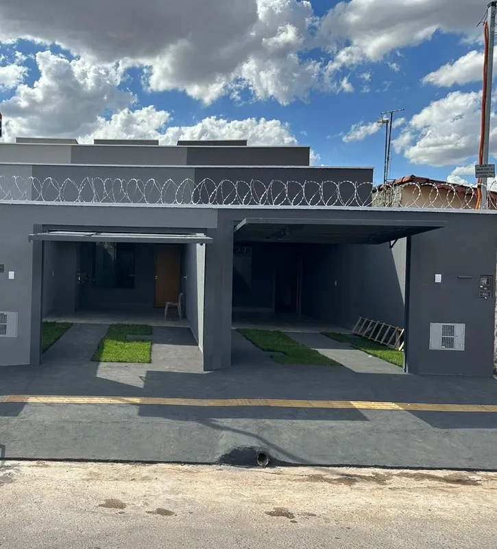 Casa moderna com 120 m² de terreno e 90 m² de área construída, projetada para of...