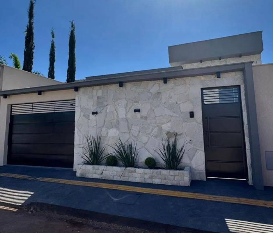 CASA 3/4 com 3 suíte , suite principal com closet Rica em detalhes com pedras To...