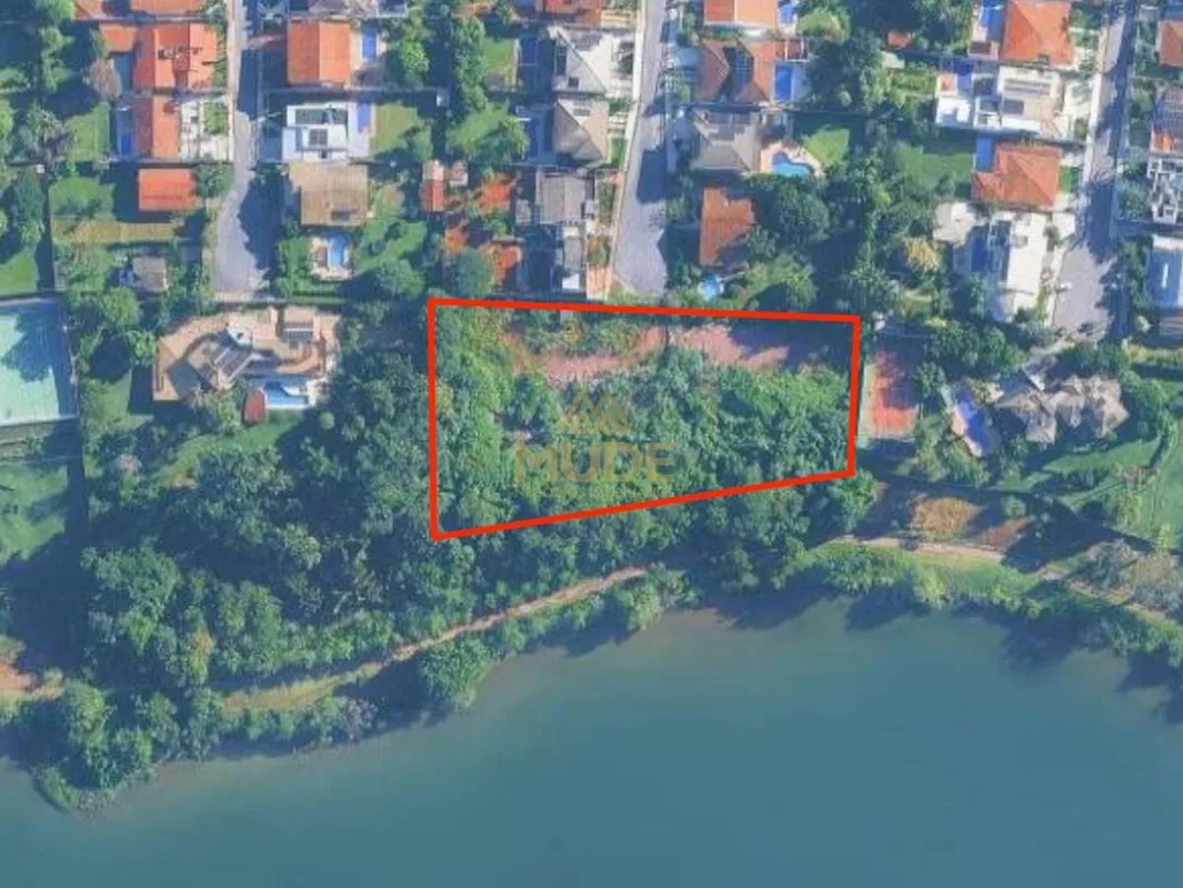 Um terreno verdadeiramente singular aguarda por um projeto à sua altura. Com 1.8...