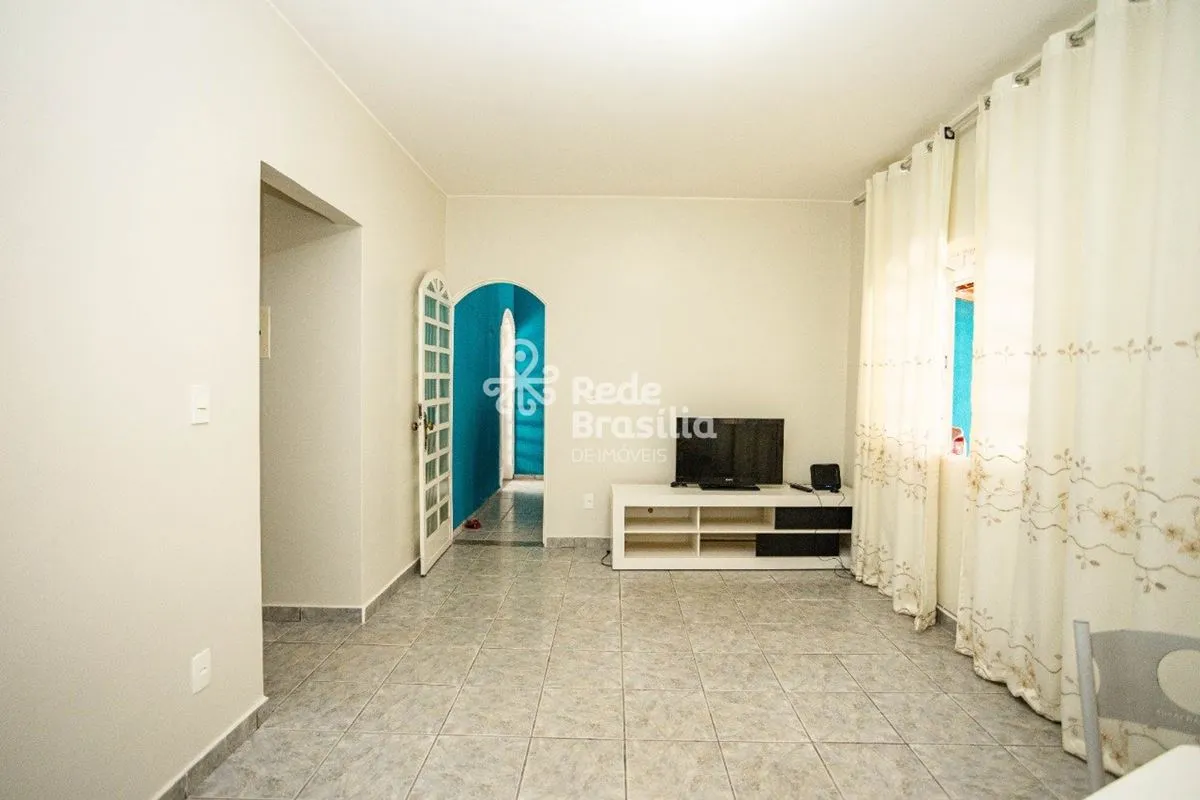 SOBRADO COM DOIS PAVIMENTOS E GARAGEM COBERTA PARA 2 CARROSExcelente oportunidad...