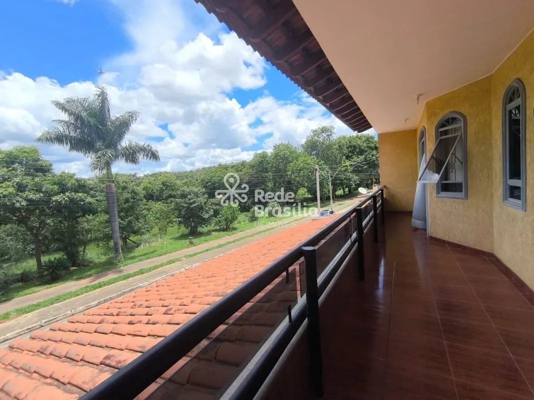 Sobrado de esquina com 473m² de Área Construída | 5 Quartos | 3 Suítes com Close...