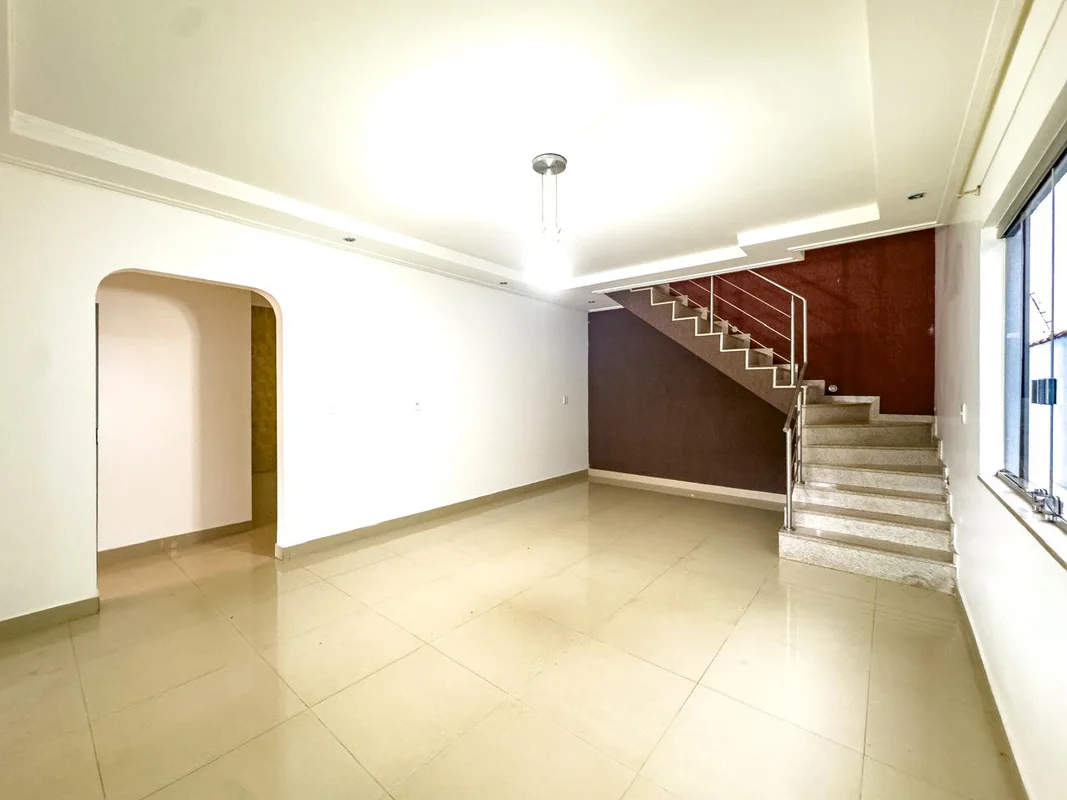 Casa espaçosa na QSE 10 – 300m² | 5 quartos | 850m do Metrô Localização privileg...