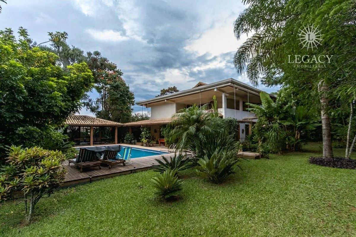 650m² de área construída 1.320m² de terreno + 2.680m² de área verde Espaço, priv...