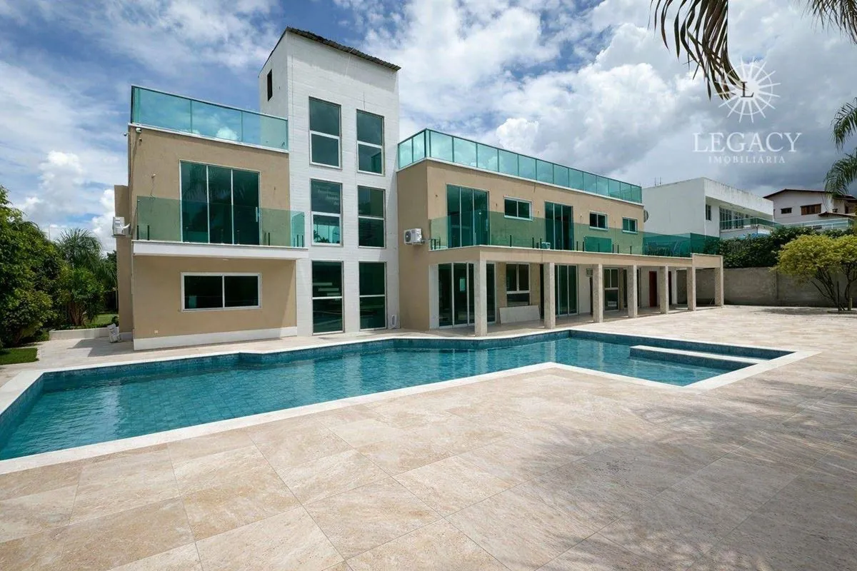 Casa recém reformada para venda no lago norte.Principais caraterísticas:- 5 suít...