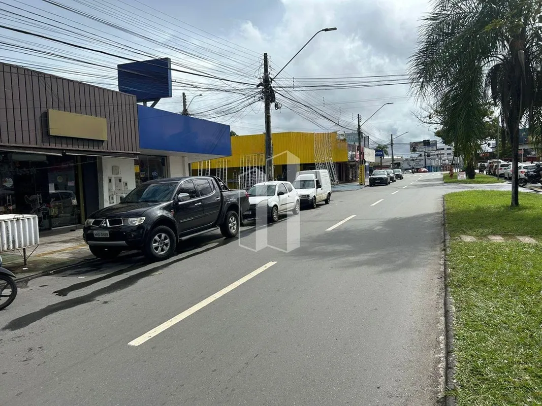 Prédio comercial de esquina com 04 lojas comerciais, todas já alugadas, garantin...