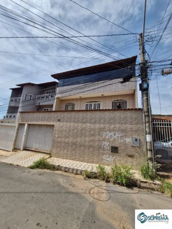 Suprema Construções e Emp. Imobiliários Ltda, Creci/DF 9060, apresenta:Sobrado c...