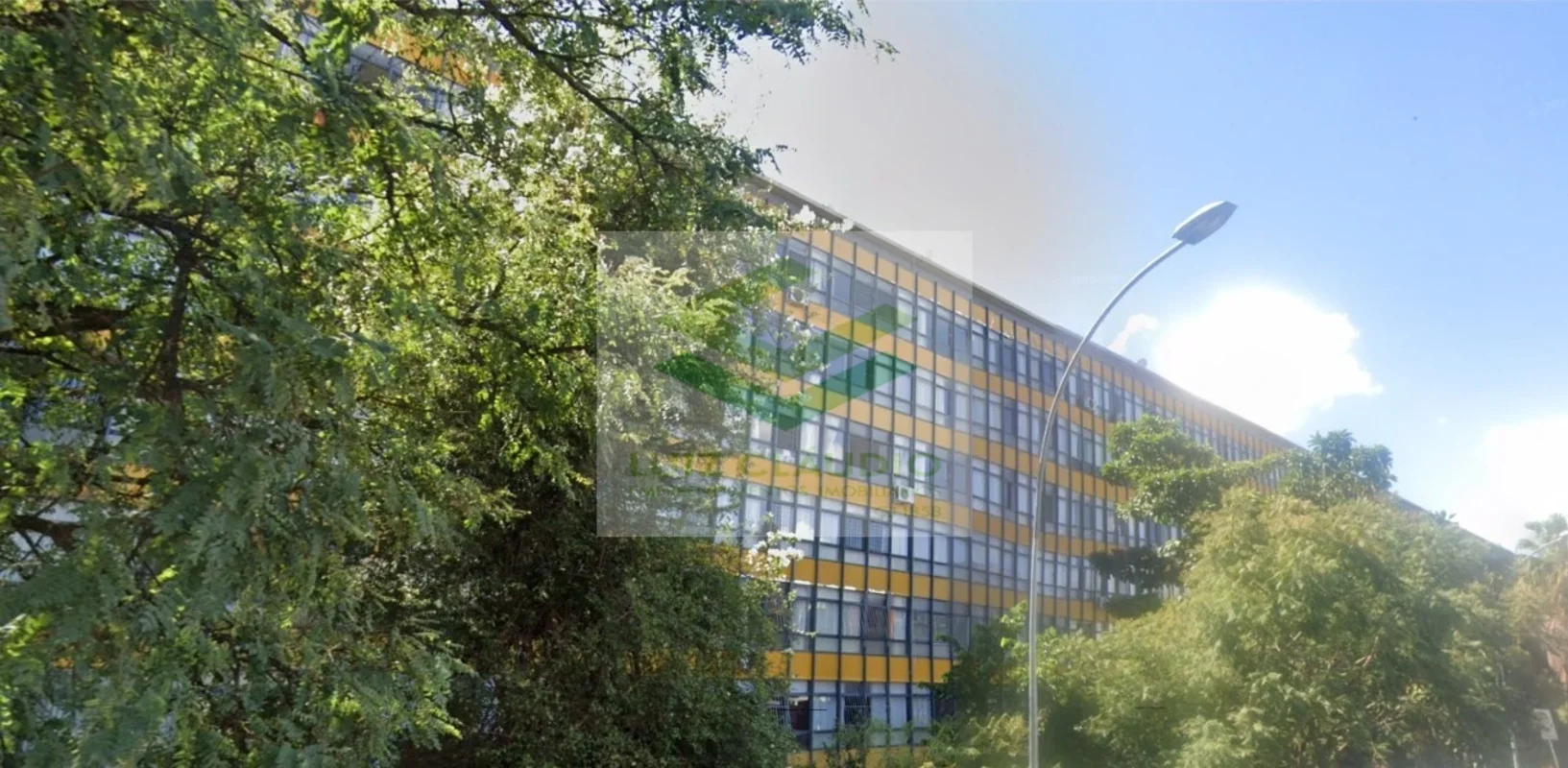 Descubra uma oportunidade única na SQN 307 Bloco F, ASA NORTE, Brasília. Este ap...