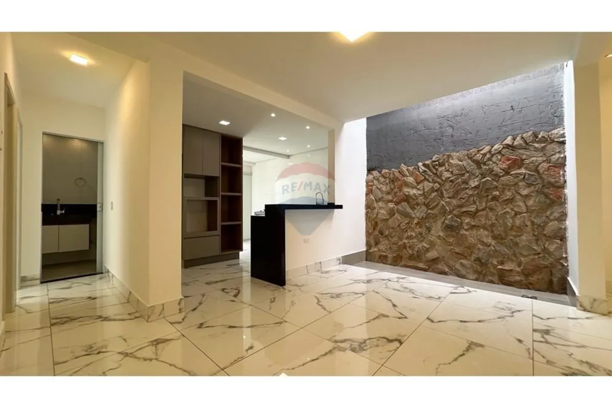 Encantadora casa de esquina térrea, totalmente reformada, com projeto moderno e ...