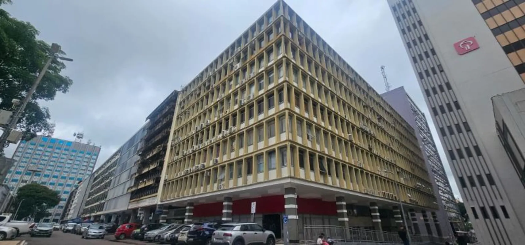 SCS Qd. 02 - EDIFÍCIO SERRA DOURADA - LOCAÇÃO SALA COM 120m² ÚTEIS APROXIMADAMEN...