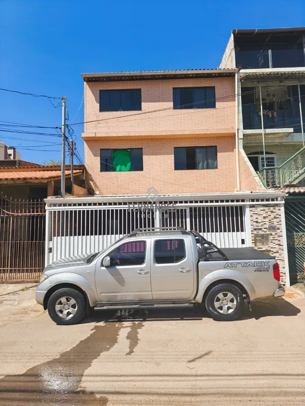 Sobrado à venda na QR 404 - Samambaia Norte, ideal para moradia e renda.O imóvel...