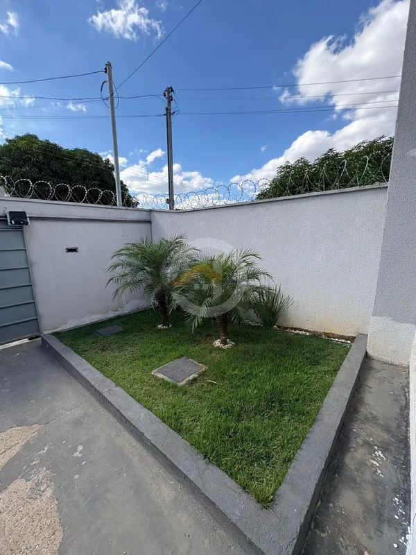 CASA TERREA COM QUINTAL AMPLO NO SETOR AMIM CAMARGO •2Q sendo 1 suíte •175 m² de...