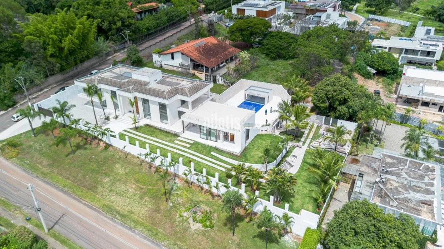 Casa imponente recém feito um retrofit com excelentes acabamentos!!- Piso em mar...