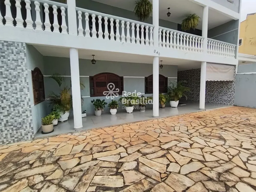 Residência com excelente projeto arquitetônico e acabamentos nobres.Característi...