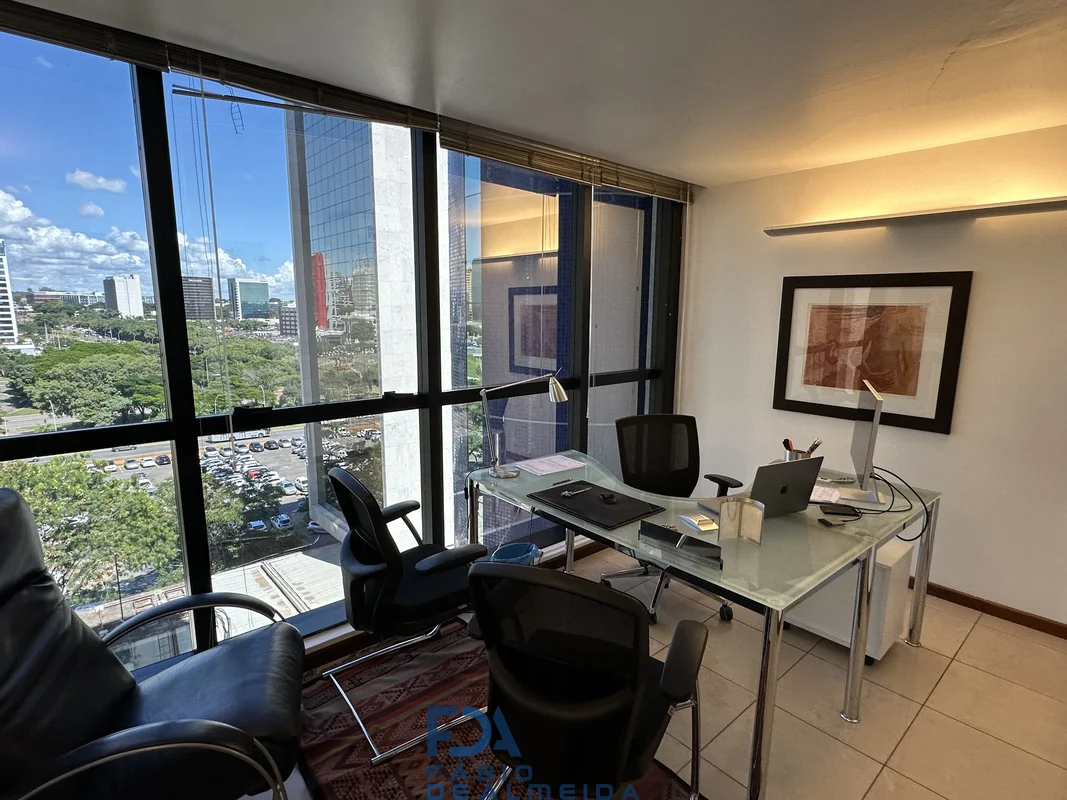 São 28,33m2 em uma sala reformada, piso em porcelanato, ar condicionado, andar a...