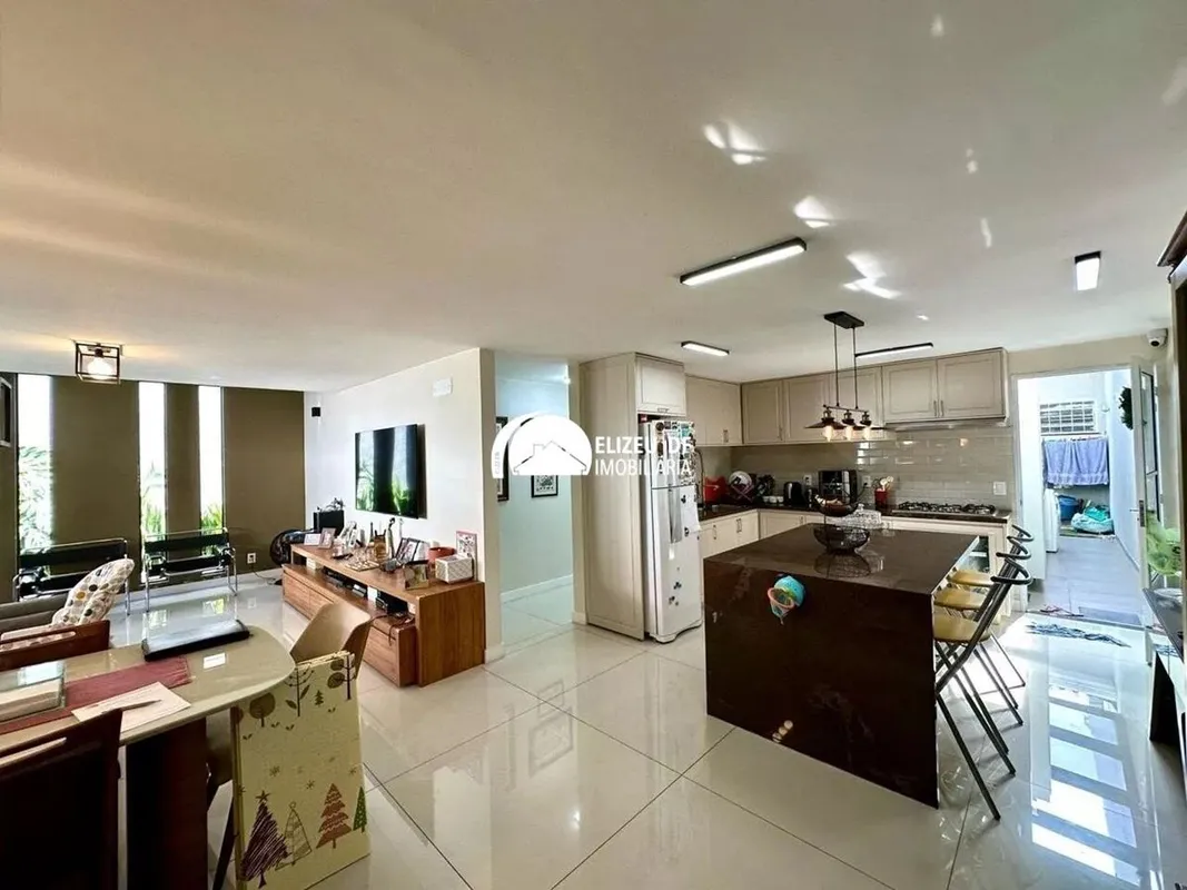 Elizeu DF Imobiliária vende casa na QE 13 do Guará II, composta por:- 3 quartos ...