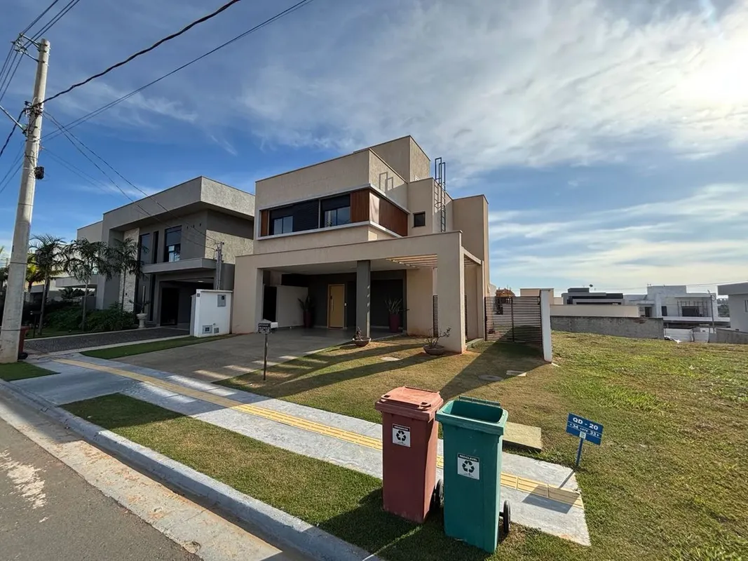 CÓD. LAU 002O sobrado no bairro Jardins Capri possui 181 metros quadrados com 4 ...