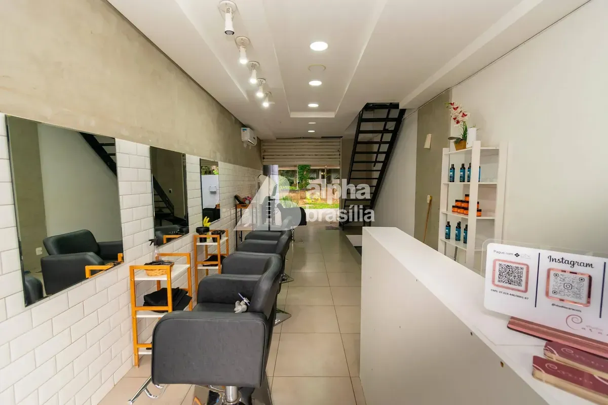 Localizada na SQS 411 Asa Sul, Brasília/DF, esta loja de 105m² está inserida em ...
