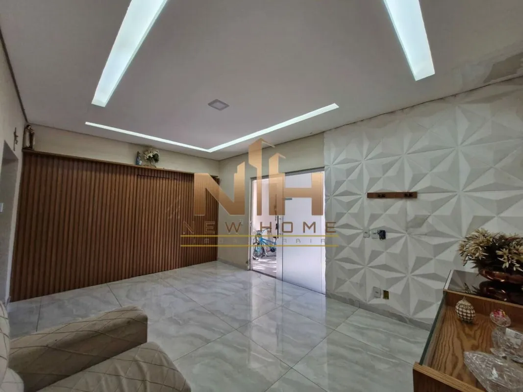 com localização privilegiada, lote de esquina com 2 residências, sendo a casa da...