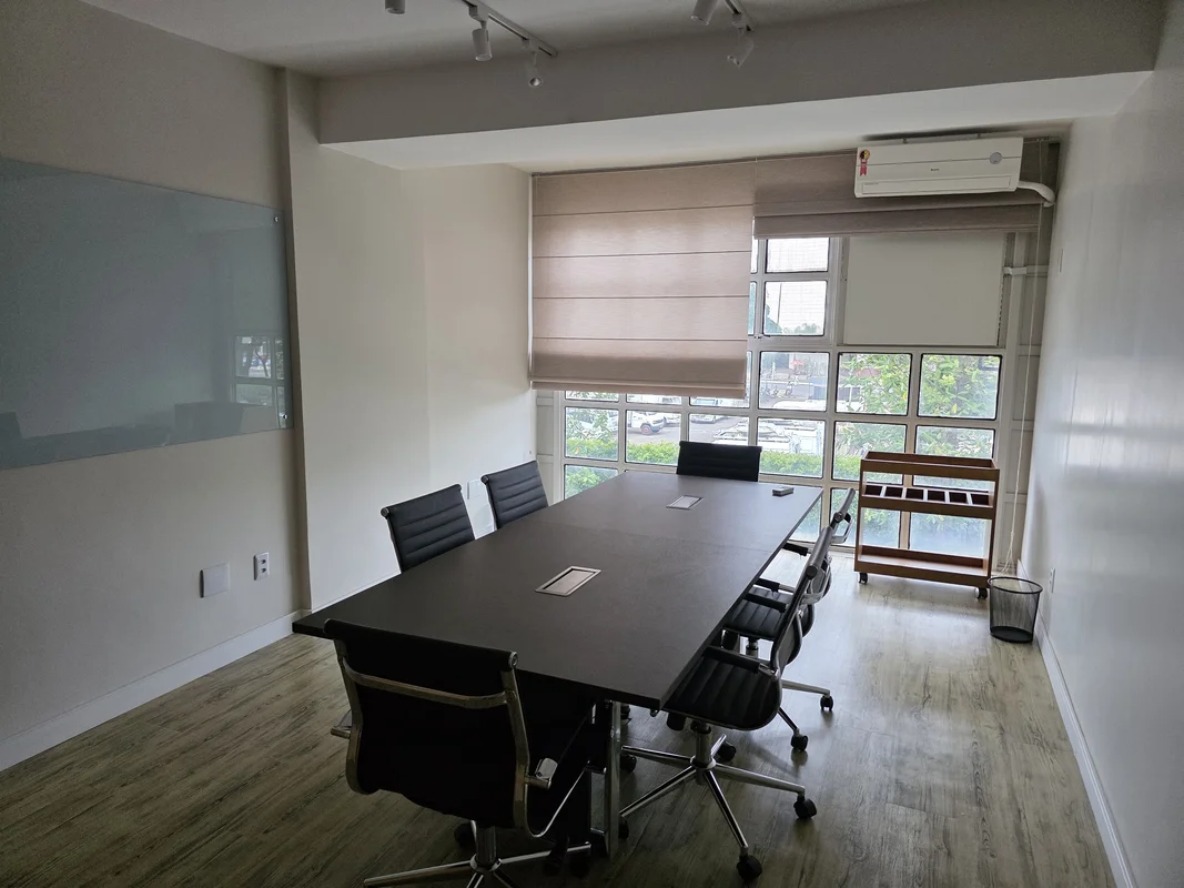 - CONJUNTO DE SALAS INTEGRADAS (61,92M²), COM UMA VAGA DE GARAGEM - PRONTAS PARA...