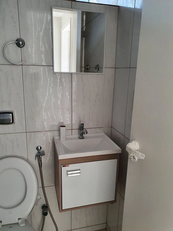 Apartamento com reforma, 1 quarto, sala, cozinha, sacada, 1 banheiro, área de se...
