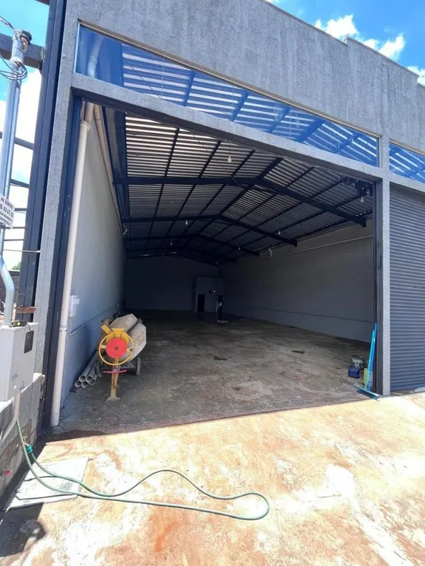 ALUGA-SE GALPÃO - 300m² DE ÁREA CONSTRUÍDAExcelente oportunidade para sua empres...