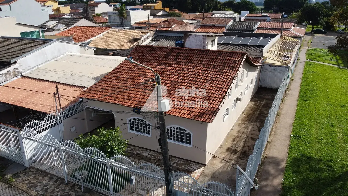 Localizada no final do conjunto, em posição poente e lote de esquina, esta casa ...