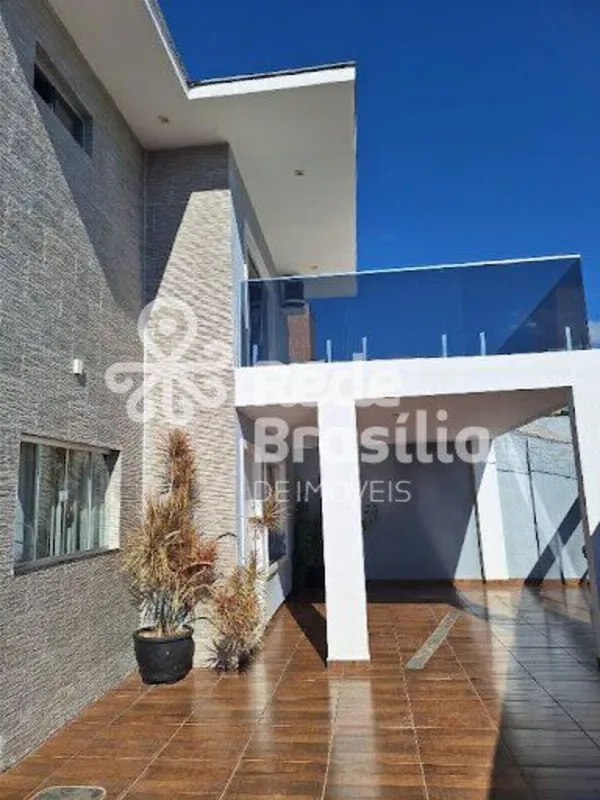 CASA MODERNA A VENDA EM ARNIQUEIRAS - ÁGUAS CLARAS.Descubra essa encantadora cas...