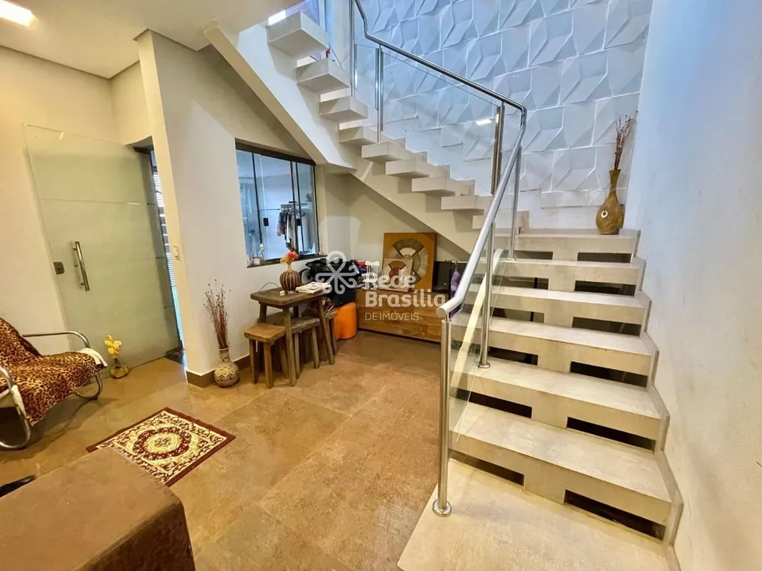 Descubra esta incrível casa à venda no Guará I, com 185m² de área total. Localiz...