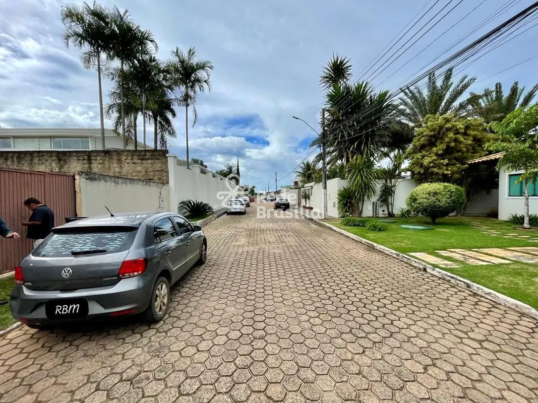Um terreno de 800 metros quadrados (sendo, 15 metros de frente e 53 metros de co...
